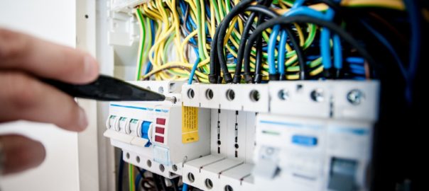 Jakie skrzynki elektryczne wybrać do gospodarstwa domowego?